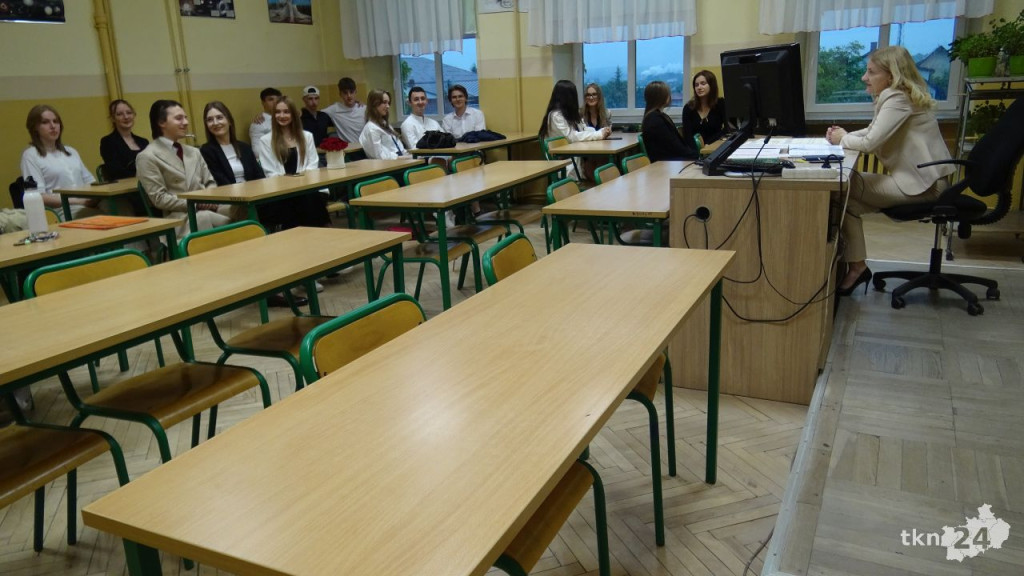 To już wakacje. Zakończenie roku szkolnego w szkołach średnich [wideo, zdjęcia]