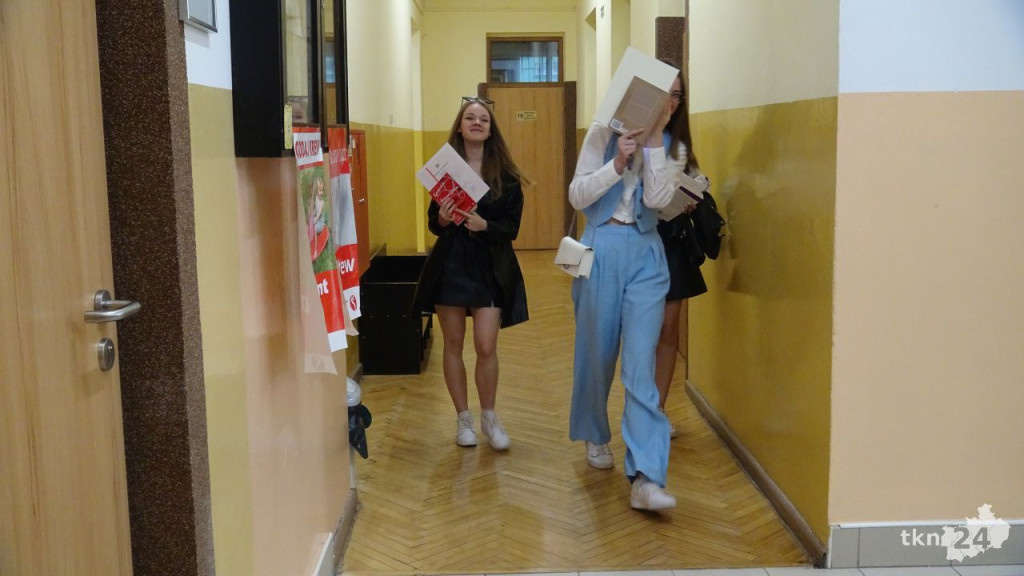 To już wakacje. Zakończenie roku szkolnego w szkołach średnich [wideo, zdjęcia]