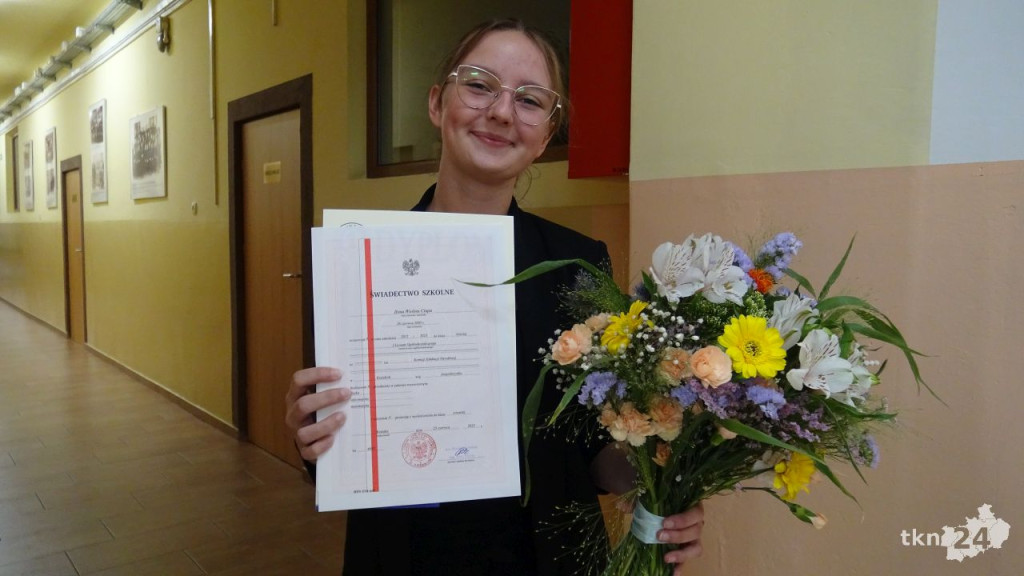 To już wakacje. Zakończenie roku szkolnego w szkołach średnich [wideo, zdjęcia]