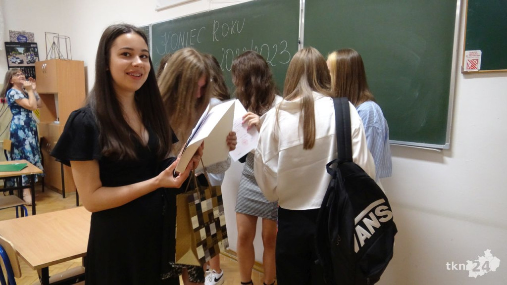 To już wakacje. Zakończenie roku szkolnego w szkołach średnich [wideo, zdjęcia]