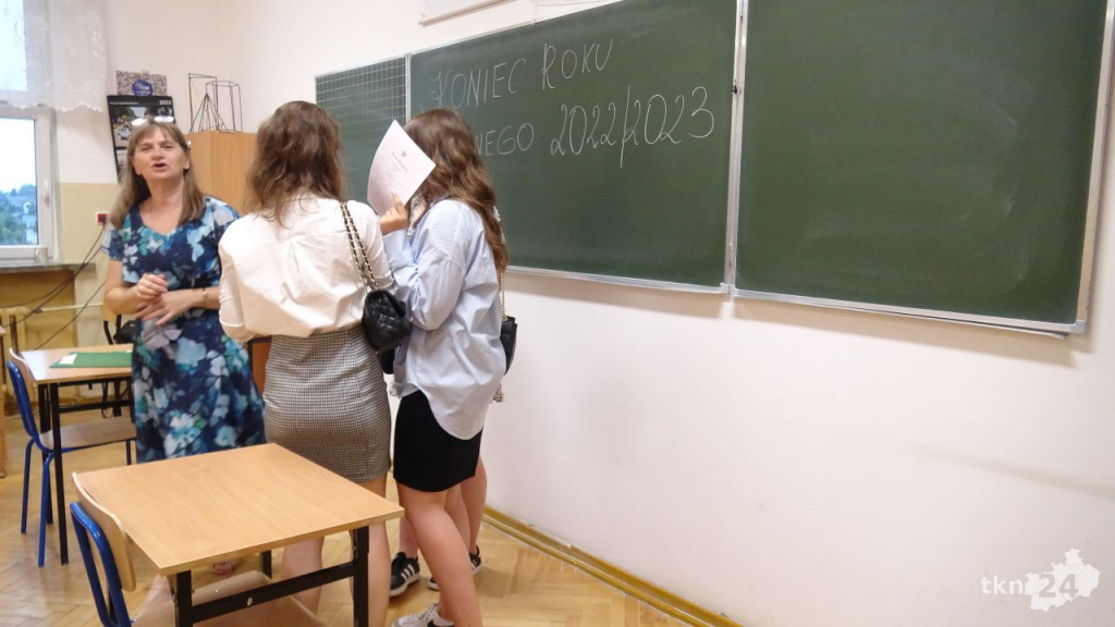 To już wakacje. Zakończenie roku szkolnego w szkołach średnich [wideo, zdjęcia]