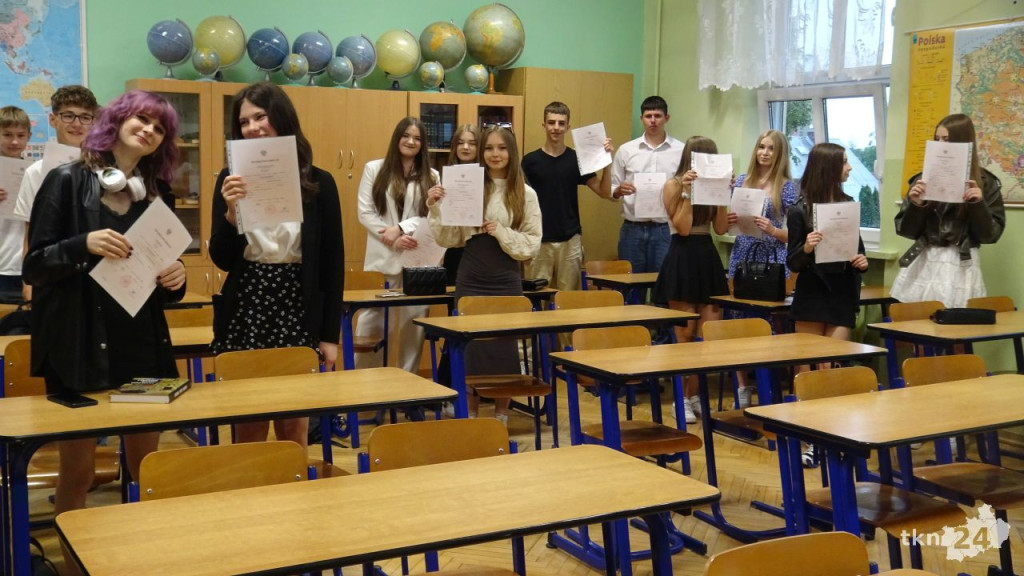 To już wakacje. Zakończenie roku szkolnego w szkołach średnich [wideo, zdjęcia]