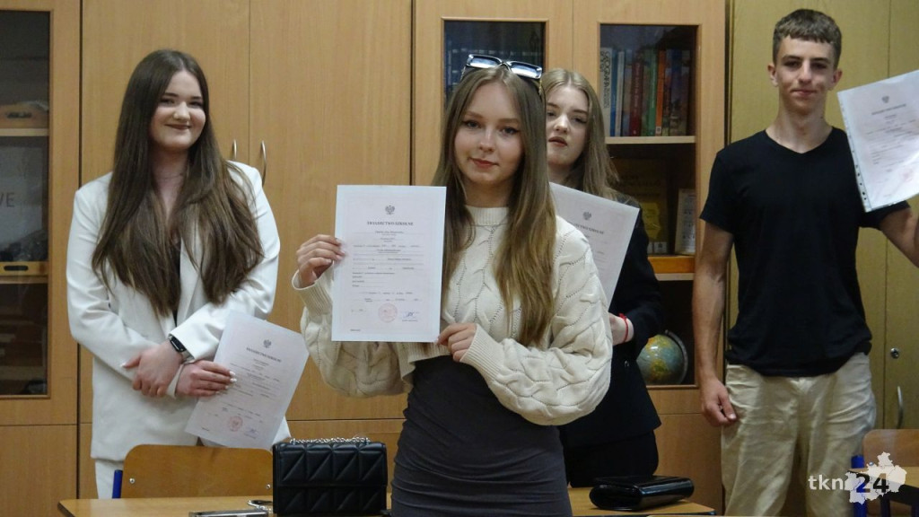 To już wakacje. Zakończenie roku szkolnego w szkołach średnich [wideo, zdjęcia]