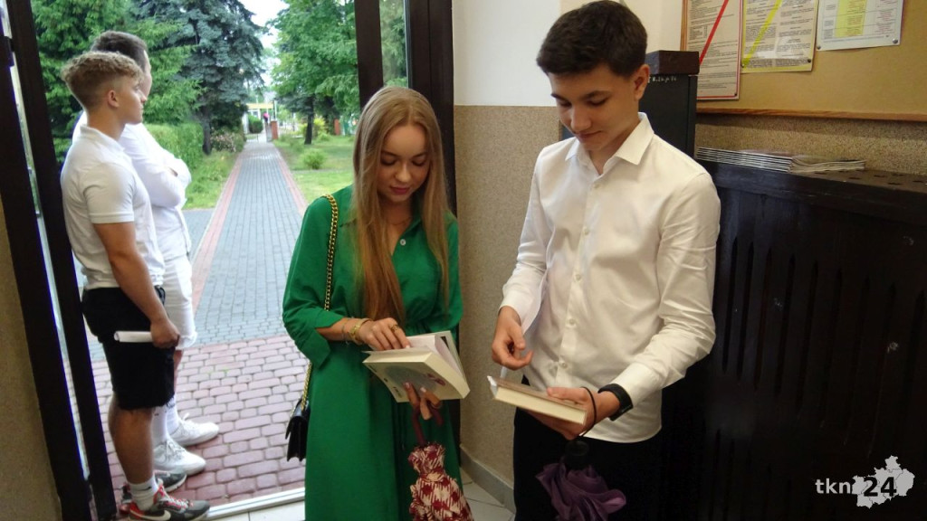 To już wakacje. Zakończenie roku szkolnego w szkołach średnich [wideo, zdjęcia]