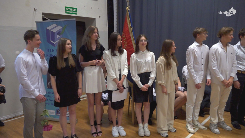 To już wakacje. Zakończenie roku szkolnego w szkołach średnich [wideo, zdjęcia]