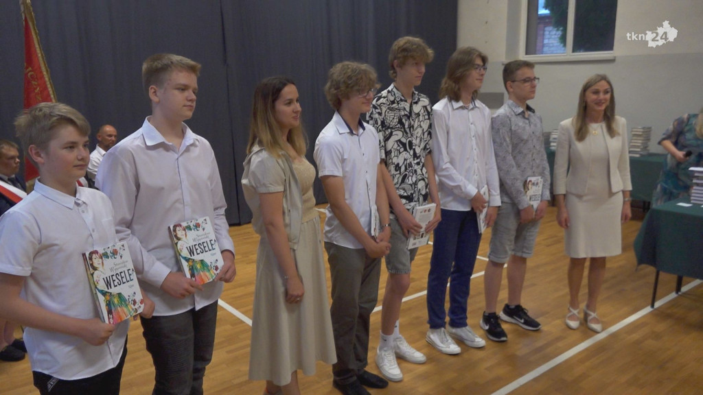 To już wakacje. Zakończenie roku szkolnego w szkołach średnich [wideo, zdjęcia]