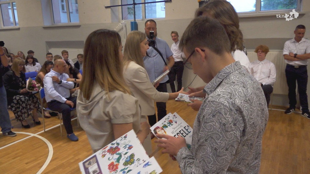 To już wakacje. Zakończenie roku szkolnego w szkołach średnich [wideo, zdjęcia]