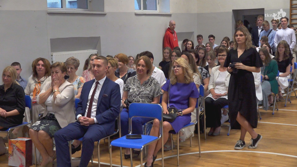 To już wakacje. Zakończenie roku szkolnego w szkołach średnich [wideo, zdjęcia]