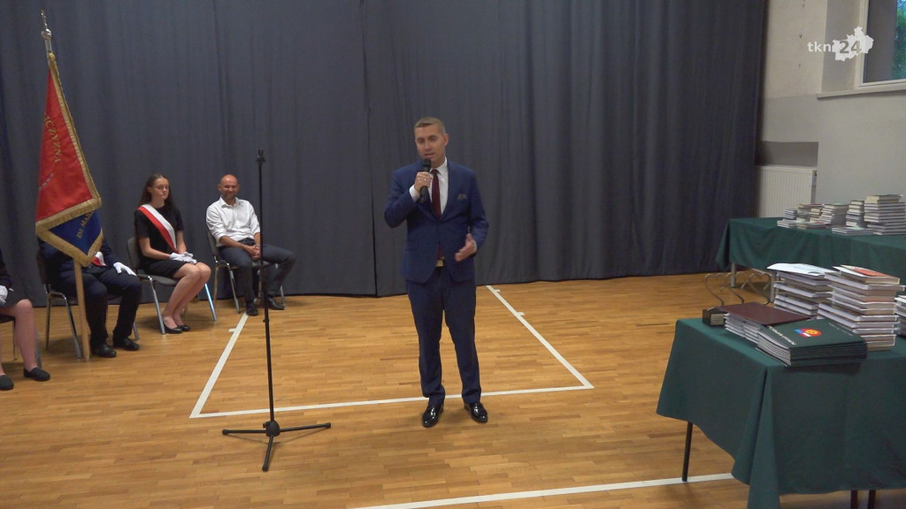 To już wakacje. Zakończenie roku szkolnego w szkołach średnich [wideo, zdjęcia]