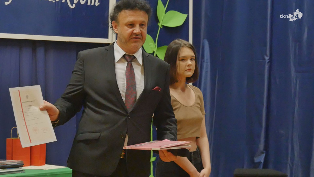 To już wakacje. Zakończenie roku szkolnego w szkołach średnich [wideo, zdjęcia]