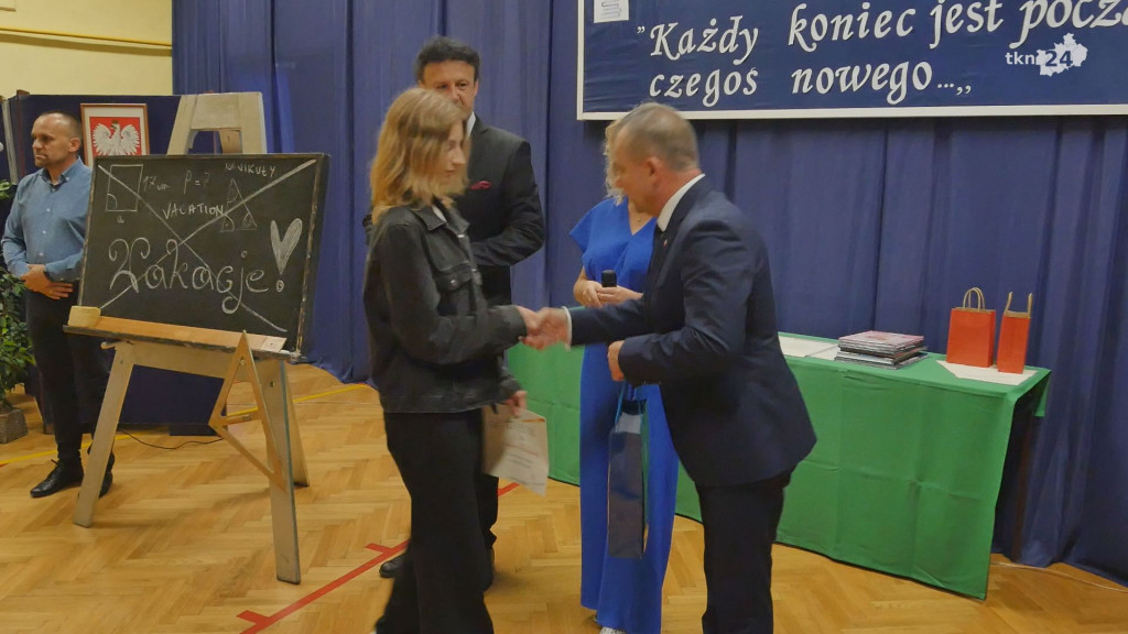 To już wakacje. Zakończenie roku szkolnego w szkołach średnich [wideo, zdjęcia]