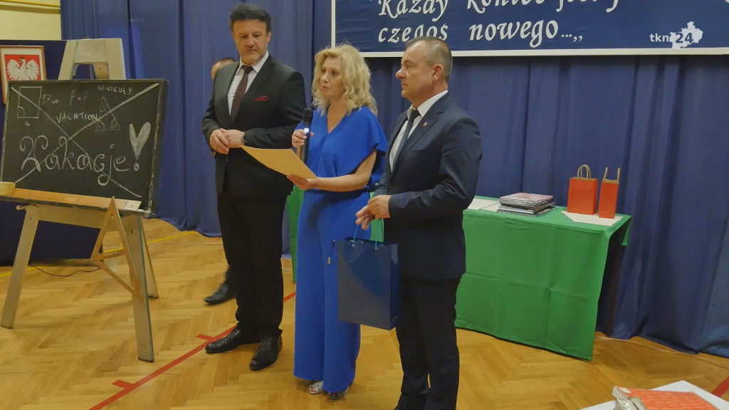 To już wakacje. Zakończenie roku szkolnego w szkołach średnich [wideo, zdjęcia]