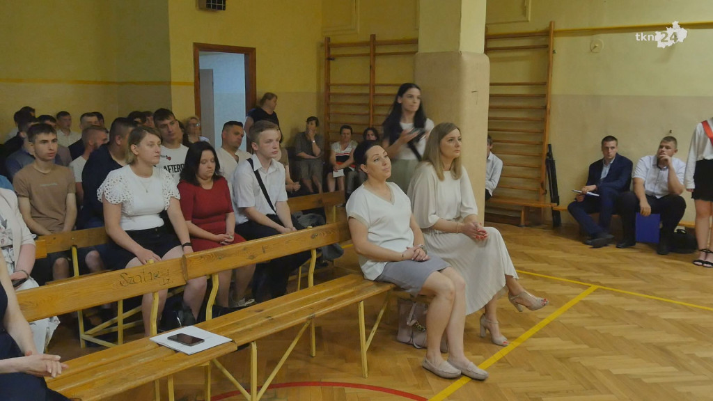 To już wakacje. Zakończenie roku szkolnego w szkołach średnich [wideo, zdjęcia]