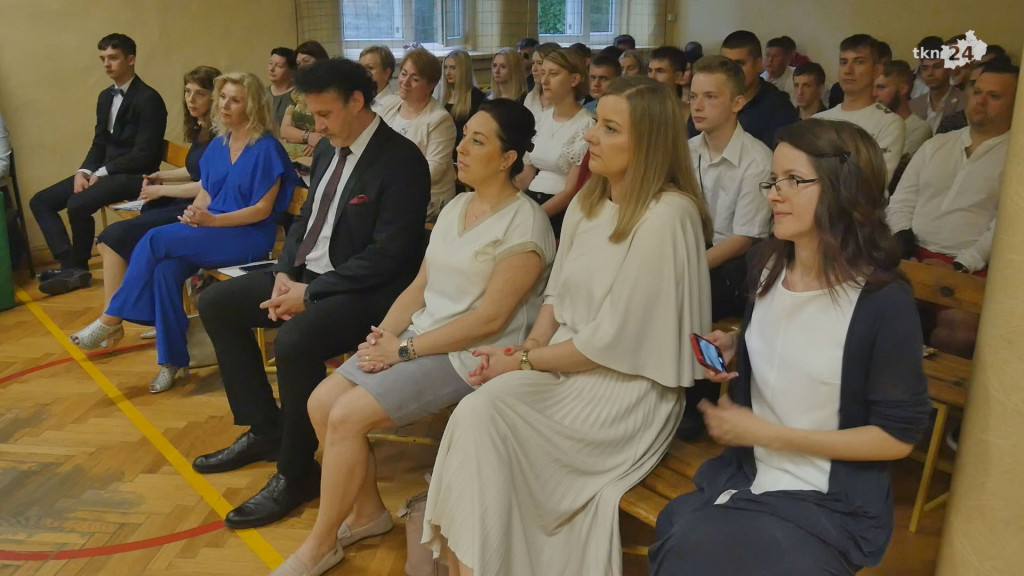 To już wakacje. Zakończenie roku szkolnego w szkołach średnich [wideo, zdjęcia]