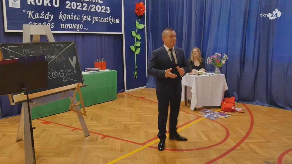 To już wakacje. Zakończenie roku szkolnego w szkołach średnich [wideo, zdjęcia]