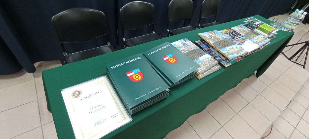 To już wakacje. Zakończenie roku szkolnego w szkołach średnich [wideo, zdjęcia]