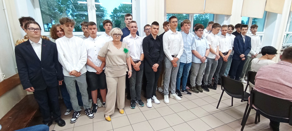 To już wakacje. Zakończenie roku szkolnego w szkołach średnich [wideo, zdjęcia]