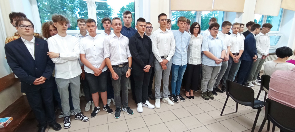 To już wakacje. Zakończenie roku szkolnego w szkołach średnich [wideo, zdjęcia]