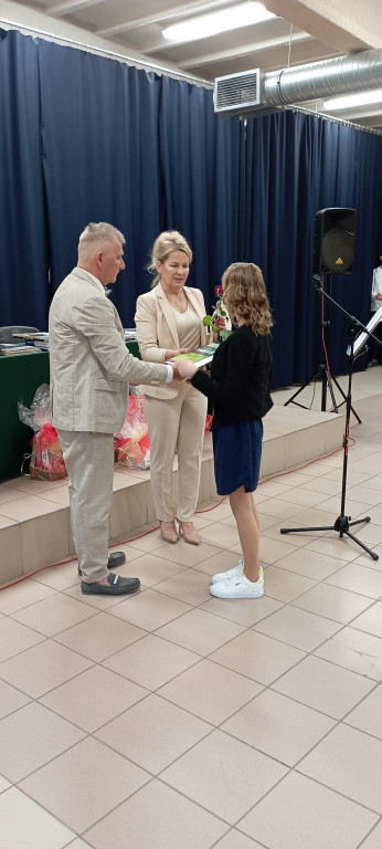 To już wakacje. Zakończenie roku szkolnego w szkołach średnich [wideo, zdjęcia]