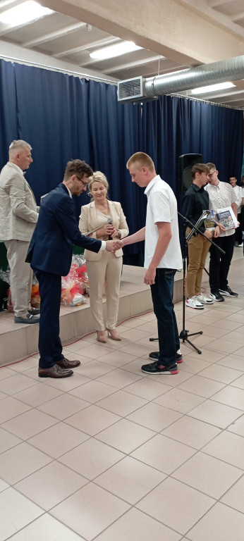 To już wakacje. Zakończenie roku szkolnego w szkołach średnich [wideo, zdjęcia]