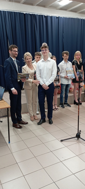 To już wakacje. Zakończenie roku szkolnego w szkołach średnich [wideo, zdjęcia]