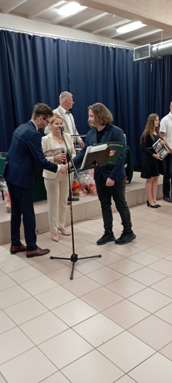 To już wakacje. Zakończenie roku szkolnego w szkołach średnich [wideo, zdjęcia]