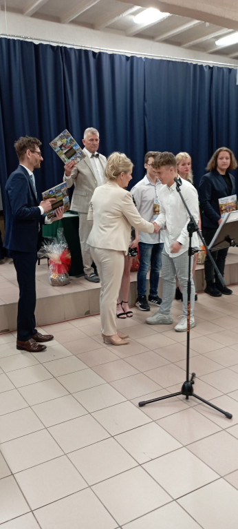 To już wakacje. Zakończenie roku szkolnego w szkołach średnich [wideo, zdjęcia]