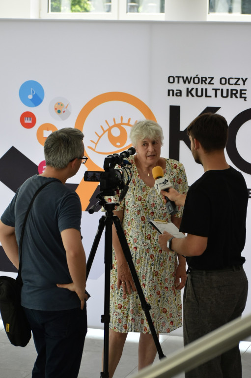 Haft krzyżykowy Toli Sztolcman-Pilser w MGDK w Końskich [wideo, zdjęcia]
