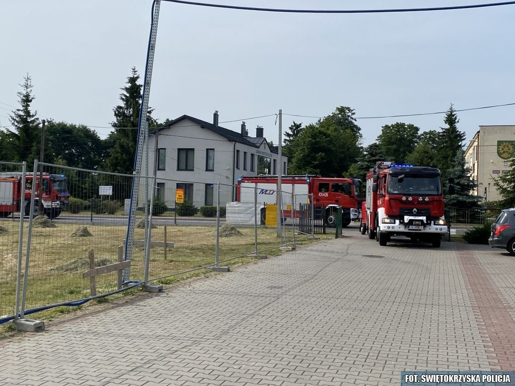 Ewakuacja szkoły. Wspólne ćwiczenia strażaków i policjantów [zdjęcia]