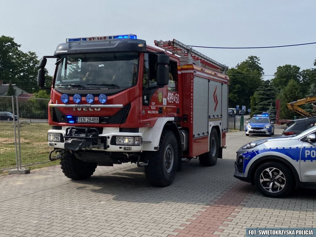 Ewakuacja szkoły. Wspólne ćwiczenia strażaków i policjantów [zdjęcia]