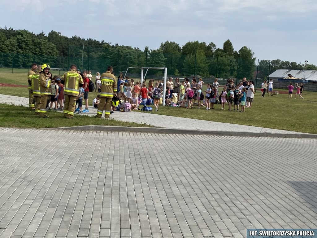 Ewakuacja szkoły. Wspólne ćwiczenia strażaków i policjantów [zdjęcia]