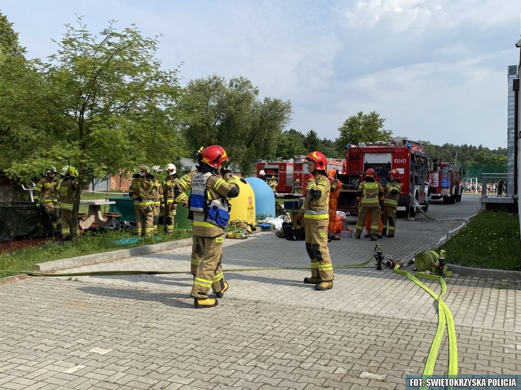 Ewakuacja szkoły. Wspólne ćwiczenia strażaków i policjantów [zdjęcia]