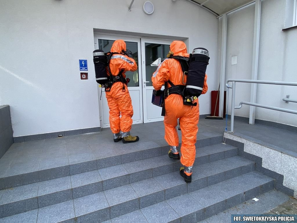 Ewakuacja szkoły. Wspólne ćwiczenia strażaków i policjantów [zdjęcia]