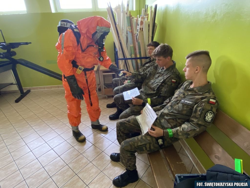 Ewakuacja szkoły. Wspólne ćwiczenia strażaków i policjantów [zdjęcia]