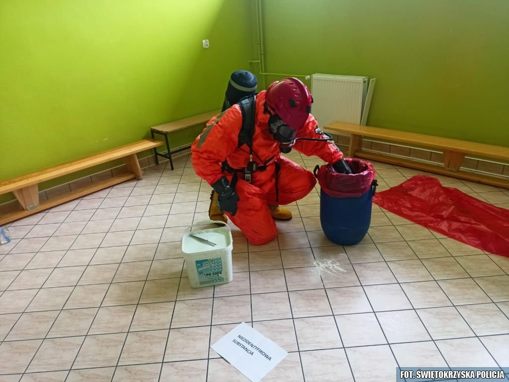 Ewakuacja szkoły. Wspólne ćwiczenia strażaków i policjantów [zdjęcia]