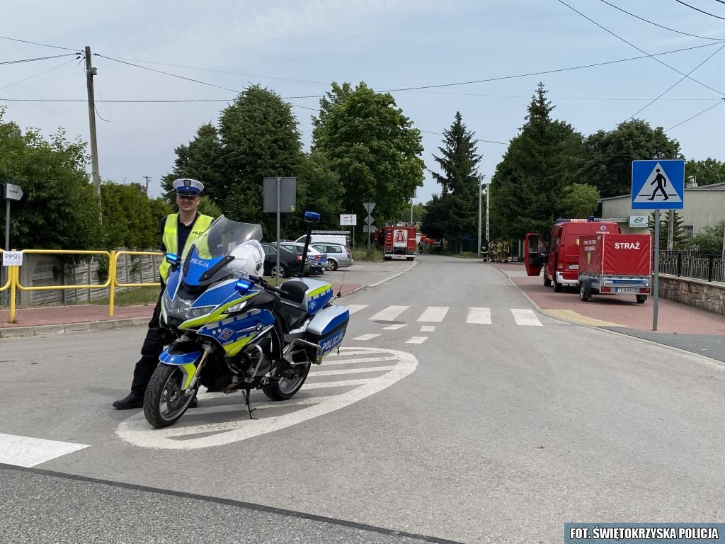 Ewakuacja szkoły. Wspólne ćwiczenia strażaków i policjantów [zdjęcia]