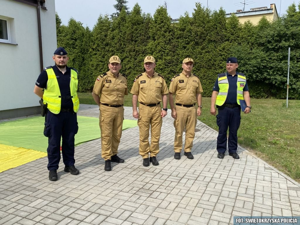 Ewakuacja szkoły. Wspólne ćwiczenia strażaków i policjantów [zdjęcia]