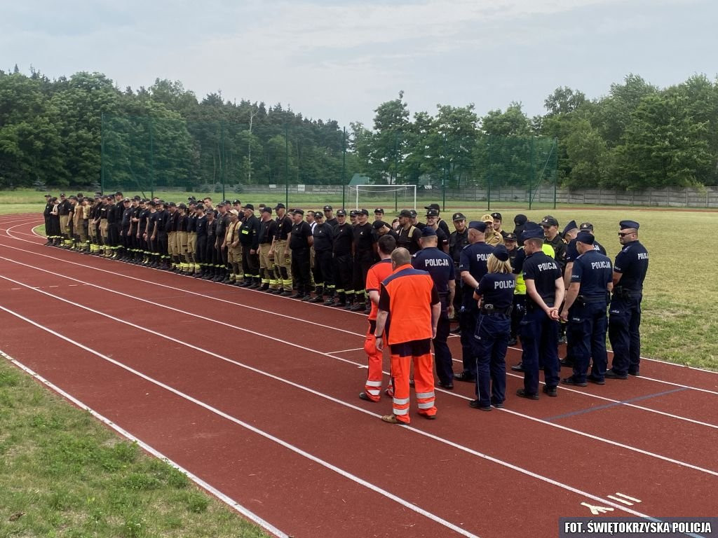 Ewakuacja szkoły. Wspólne ćwiczenia strażaków i policjantów [zdjęcia]