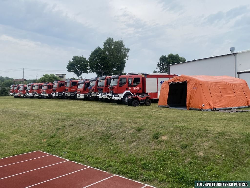Ewakuacja szkoły. Wspólne ćwiczenia strażaków i policjantów [zdjęcia]