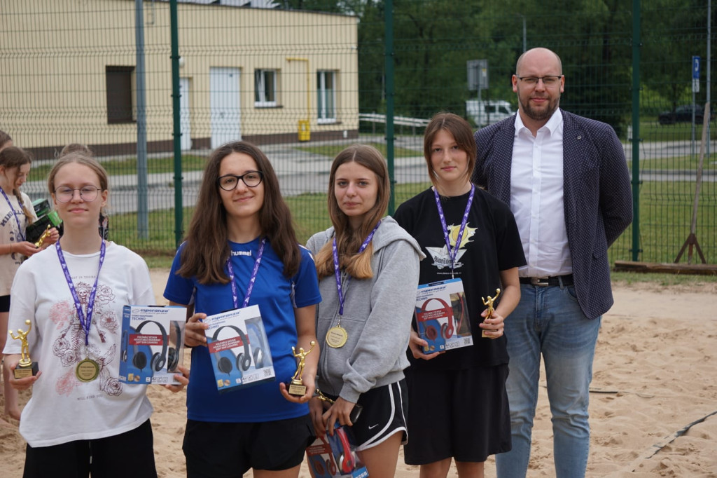 Dziewczęta rywalizowały pod siatką w Końskich [zdjęcia]