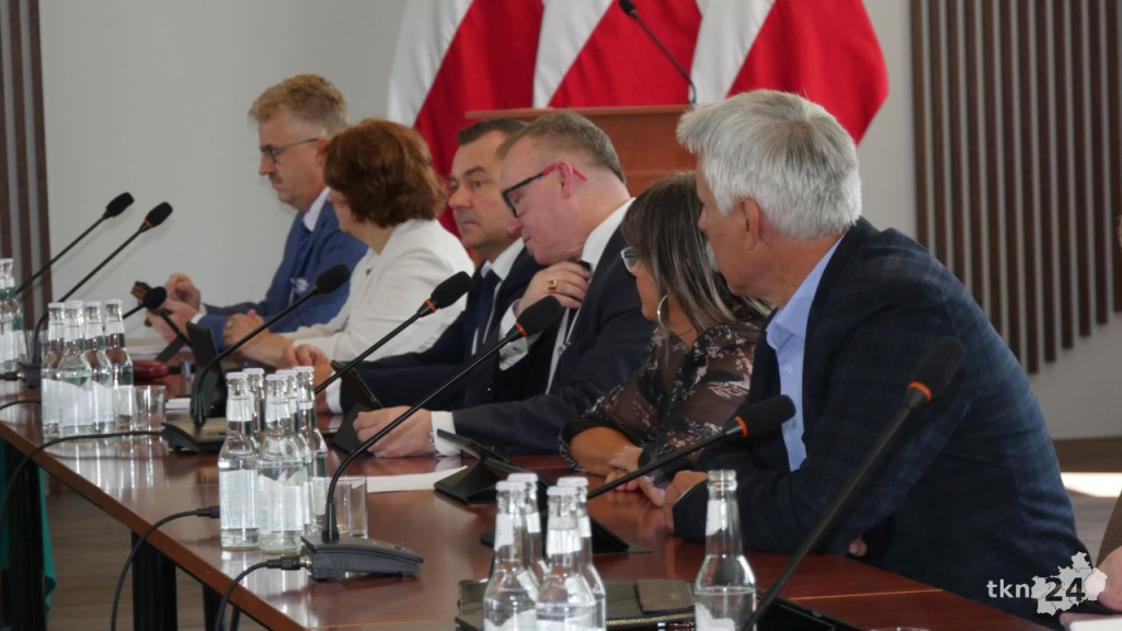 Burzliwe dyskusje i wotum zaufania na sesji Rady Powiatu Koneckiego [wideo, zdjęcia]
