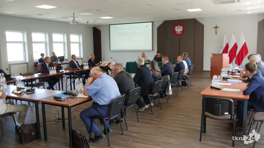Burzliwe dyskusje i wotum zaufania na sesji Rady Powiatu Koneckiego [wideo, zdjęcia]