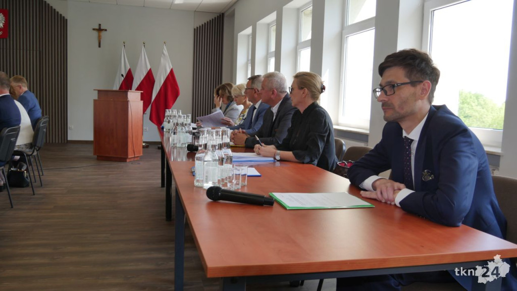 Burzliwe dyskusje i wotum zaufania na sesji Rady Powiatu Koneckiego [wideo, zdjęcia]