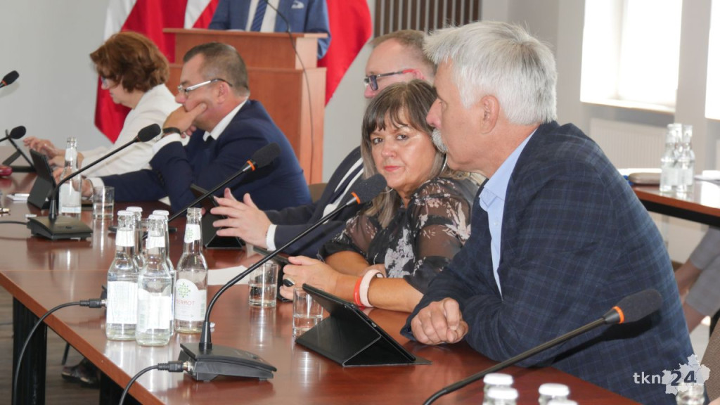 Burzliwe dyskusje i wotum zaufania na sesji Rady Powiatu Koneckiego [wideo, zdjęcia]