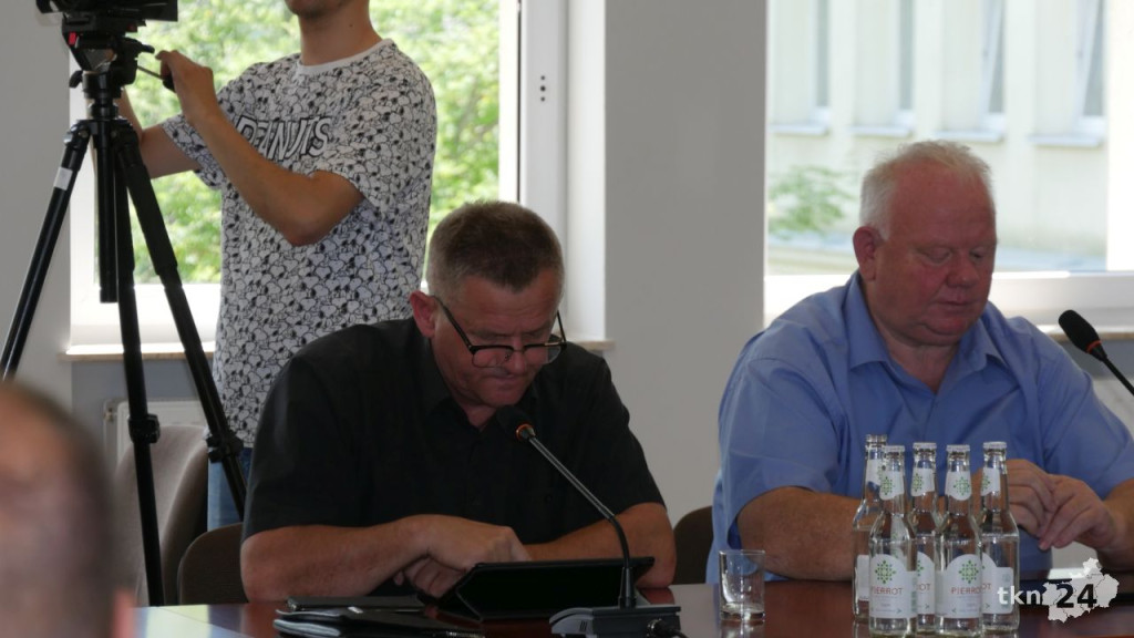 Burzliwe dyskusje i wotum zaufania na sesji Rady Powiatu Koneckiego [wideo, zdjęcia]