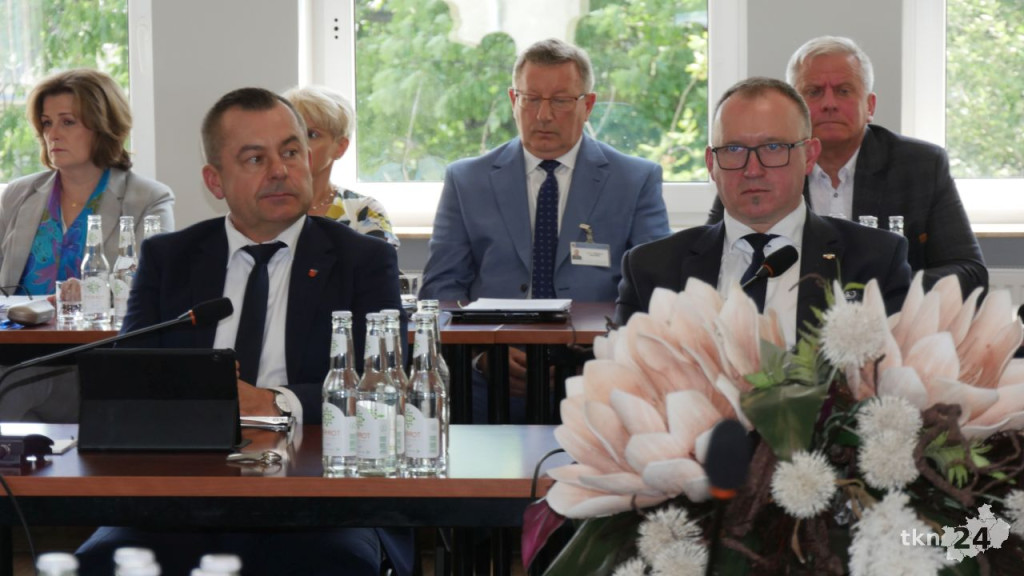 Burzliwe dyskusje i wotum zaufania na sesji Rady Powiatu Koneckiego [wideo, zdjęcia]