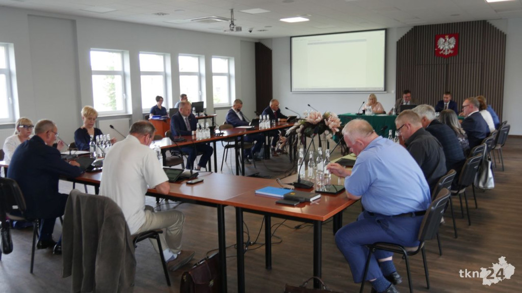 Burzliwe dyskusje i wotum zaufania na sesji Rady Powiatu Koneckiego [wideo, zdjęcia]