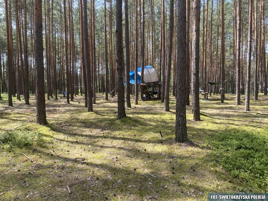 Funkcjonariusze Policji pilnują bezpieczeństwa obozowiczów