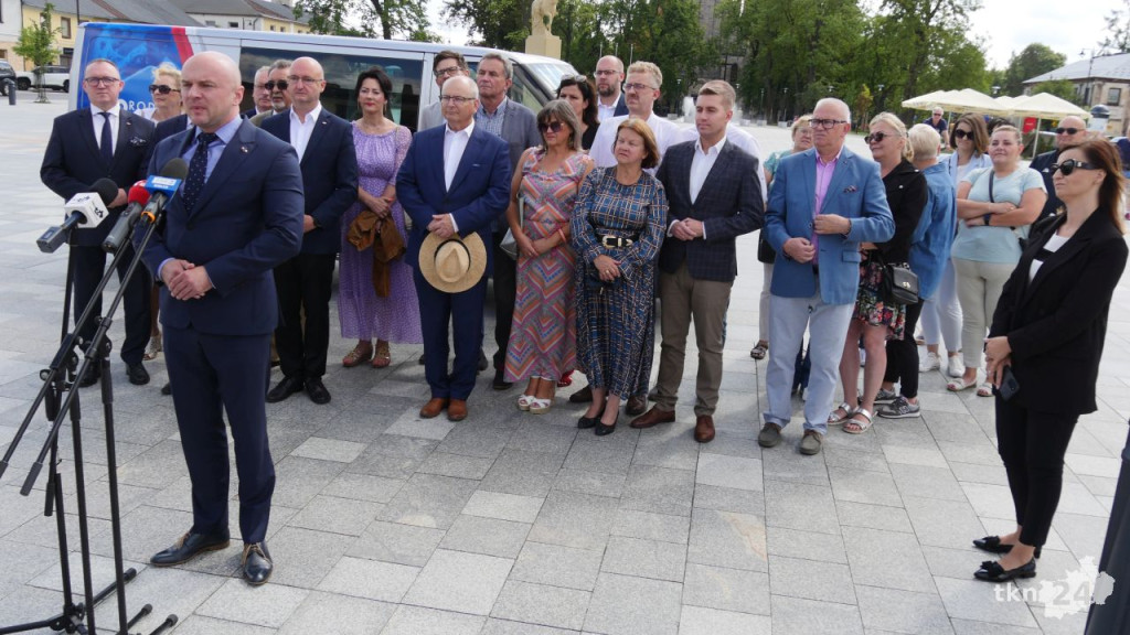 Promowali program 800+ na rynku w Końskich [wideo, zdjęcia]