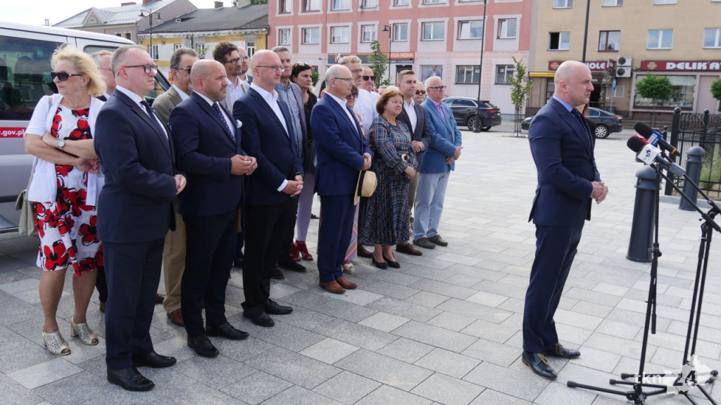 Promowali program 800+ na rynku w Końskich [wideo, zdjęcia]